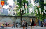 Hàng trăm chiếc đèn lồng trên phố Phùng Hưng trở thành điểm check in của giới trẻ dịp Tết Trung thu